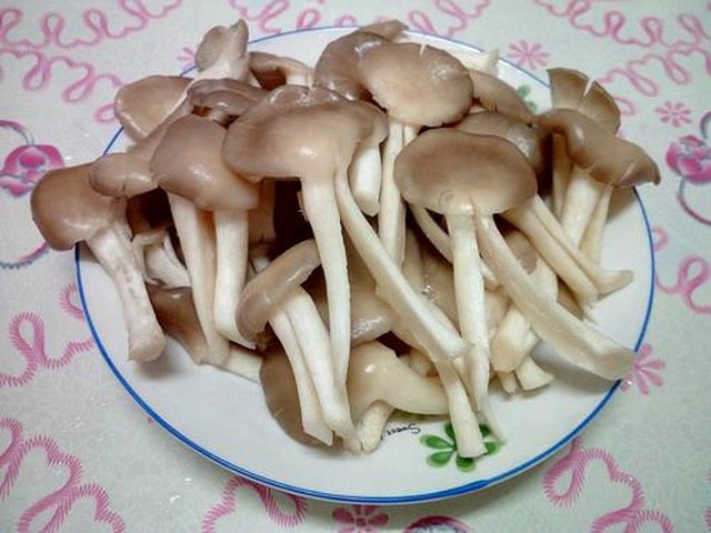 【小炒秀珍菇】步骤2制作图解