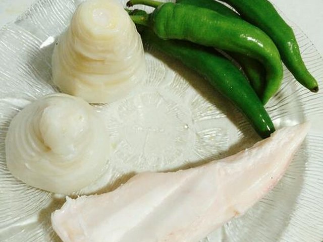 【肥肉爆炒青椒酸笋】步骤1制作图解
