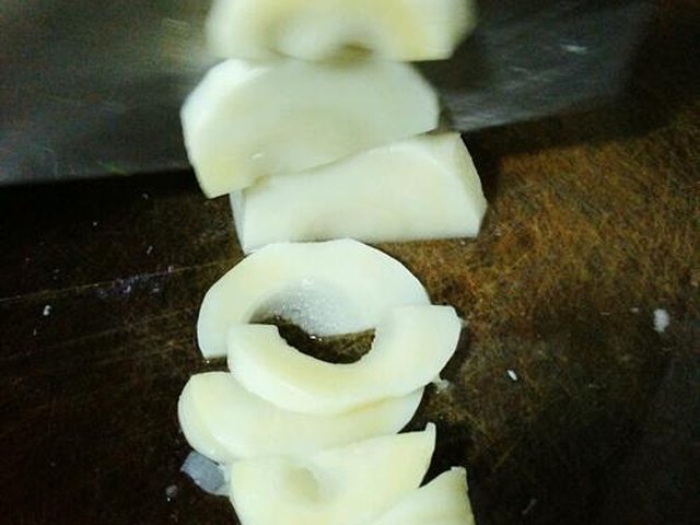 【肥肉爆炒青椒酸笋】步骤3制作图解
