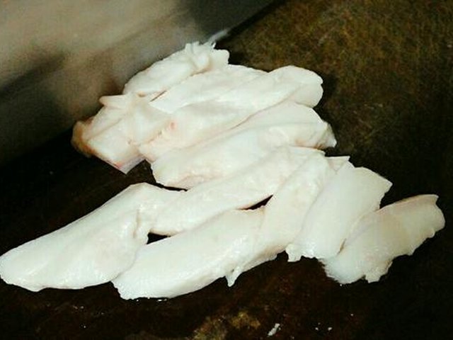 【肥肉爆炒青椒酸笋】步骤4制作图解