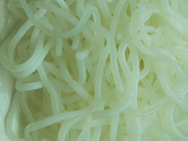 【芹菜鸡蛋炒粉】步骤1