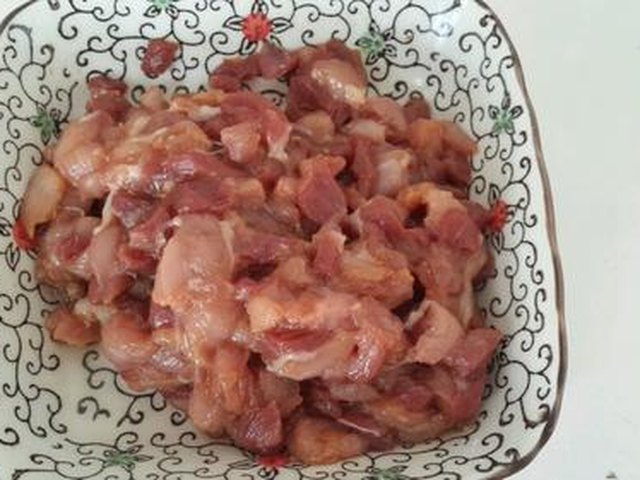 【酸豆角炒肉】步骤1制作图解