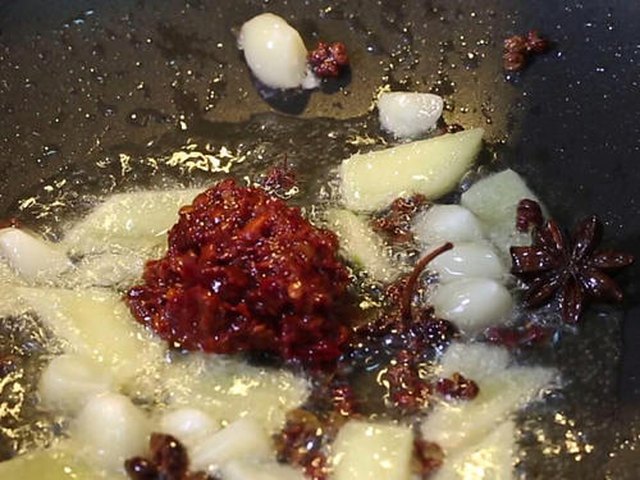【酱烧鸡块】步骤4制作图解