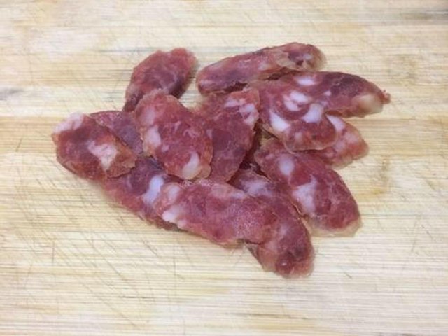 【青椒洋葱炒腊肠】步骤1制作图解