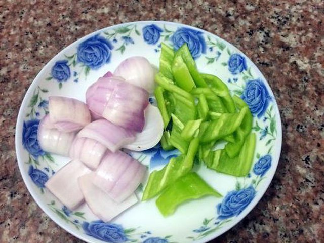 【青椒洋葱炒腊肠】步骤2制作图解