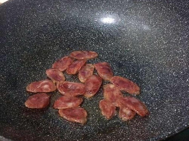 【青椒洋葱炒腊肠】步骤3制作图解