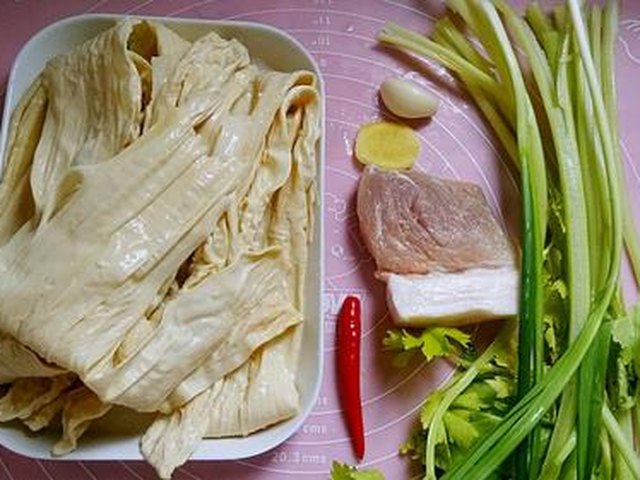 【香芹腐竹炒肉片】步骤1