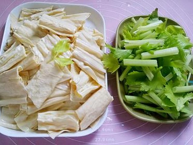 【香芹腐竹炒肉片】步骤2