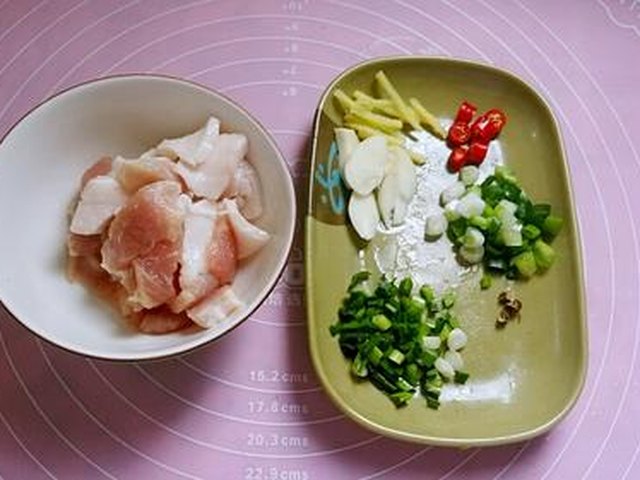 【香芹腐竹炒肉片】步骤3