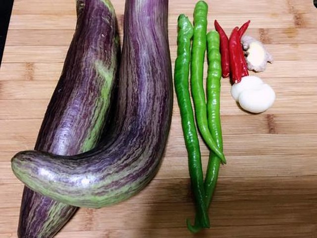 【香辣蚝油茄丁煲】步骤1制作图解
