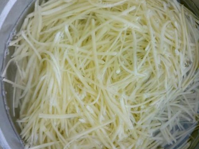 【彩椒炒土豆丝】步骤1制作图解