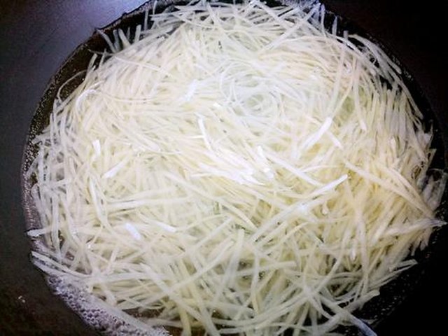 【彩椒炒土豆丝】步骤2制作图解