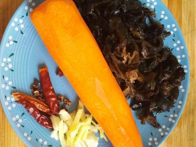 【胡萝卜木耳肉片】步骤1制作图解