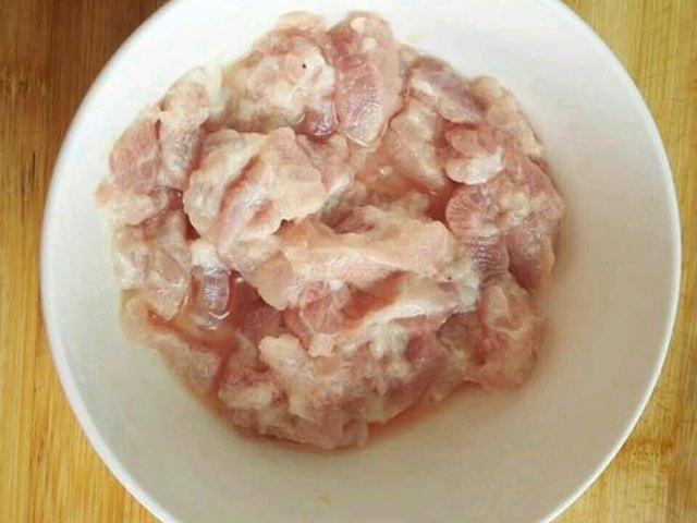 【胡萝卜木耳肉片】步骤2制作图解