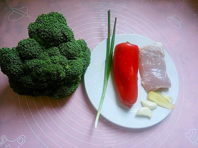 【彩椒肉沫炒西兰花】步骤1