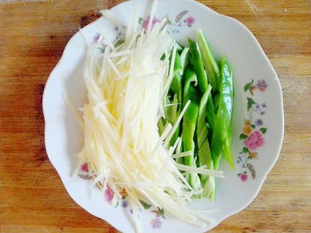 【青椒土豆丝】步骤2