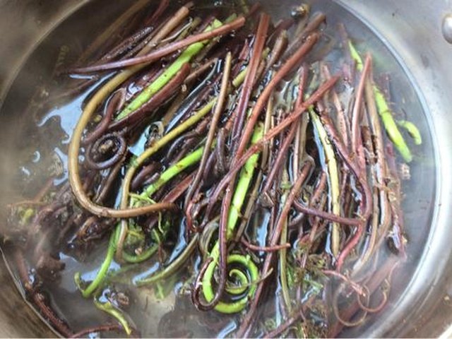 【干煸猴腿土豆条】步骤2制作图解