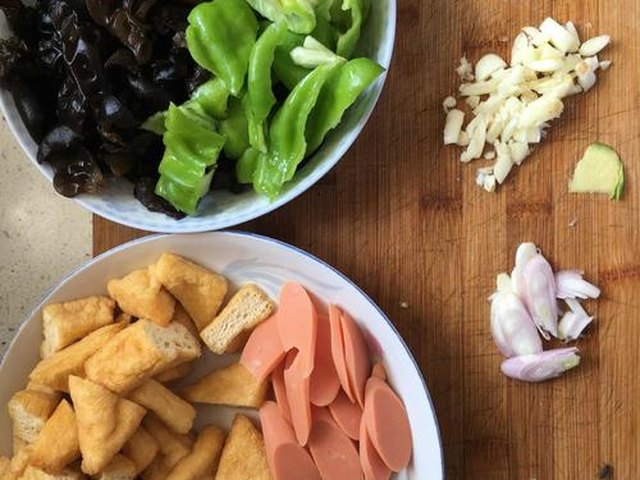 【火腿木耳炒豆腐】步骤1制作图解