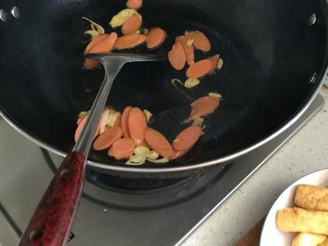 【火腿木耳炒豆腐】步骤2制作图解