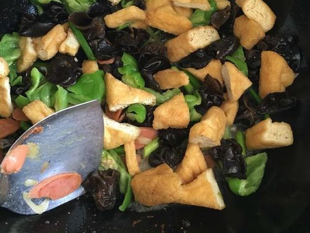【火腿木耳炒豆腐】步骤4制作图解
