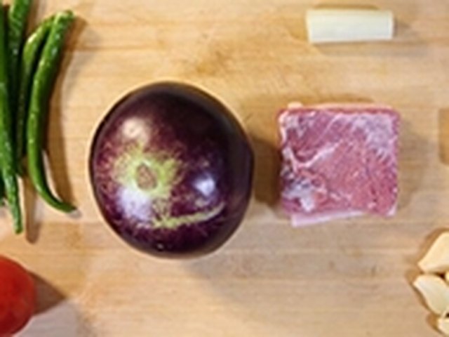 【肉丁炒茄子】步骤1制作图解