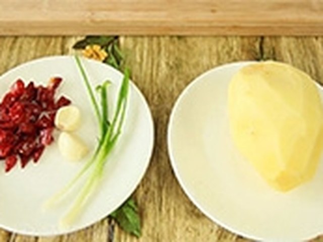 【酸辣土豆丝】步骤1制作图解