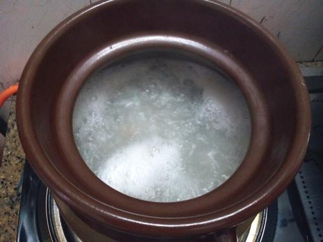 【砂锅煲皮蛋瘦肉粥】步骤2