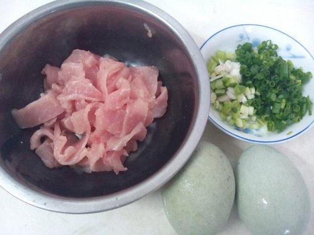 【砂锅煲皮蛋瘦肉粥】步骤3