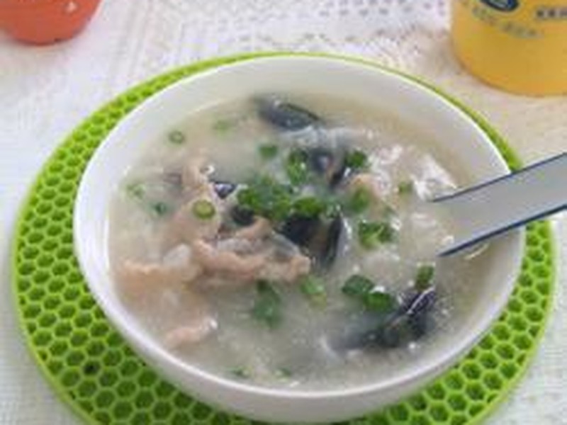 砂锅煲皮蛋瘦肉粥