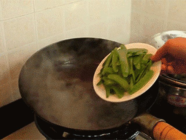 【荷兰豆炒腊肉】步骤3