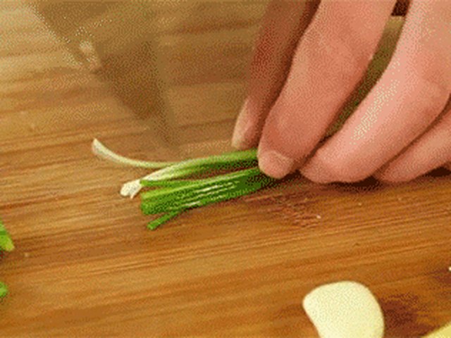 【秋葵炒腊肉】步骤3