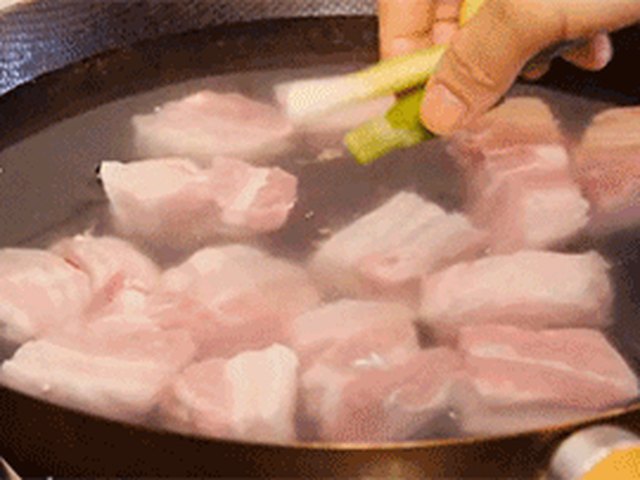 【砂锅红烧肉】步骤4制作图解