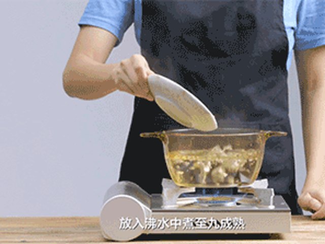 【丝瓜毛豆炒老油条】步骤1