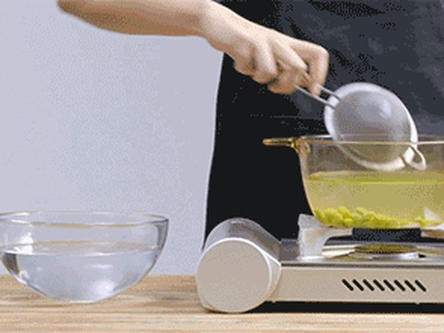 【丝瓜毛豆炒老油条】步骤2