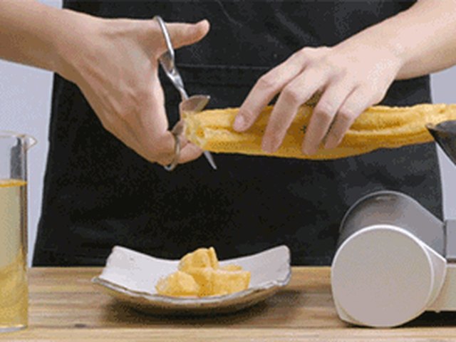 【丝瓜毛豆炒老油条】步骤3
