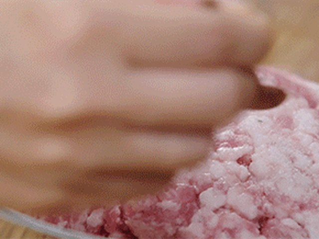 【六月黄毛豆蒸肉饼】步骤1
