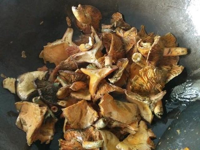 【枞树菌瘦肉汤】步骤3制作图解