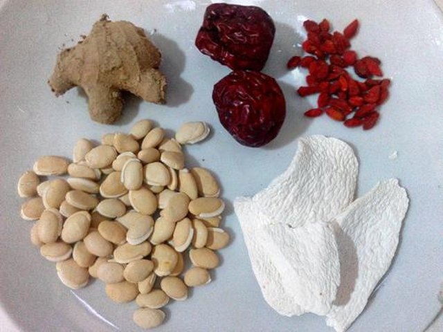【扁豆淮山鸡爪汤】步骤2