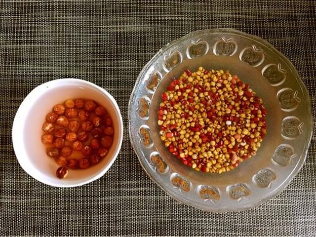 【薏米红豆莲子粥】步骤1