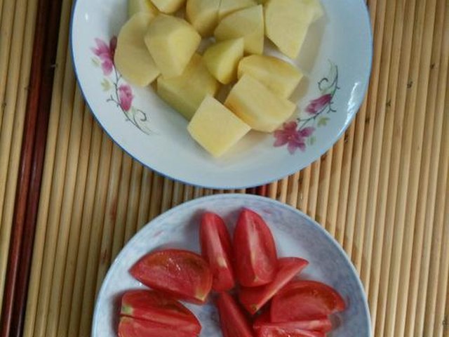【土豆蕃茄排骨汤】步骤1
