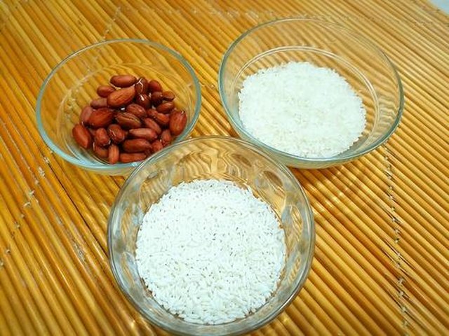 【白米花生粥】步骤1制作图解