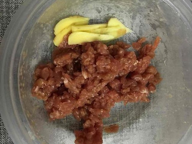 【皮蛋瘦肉粥】步骤2