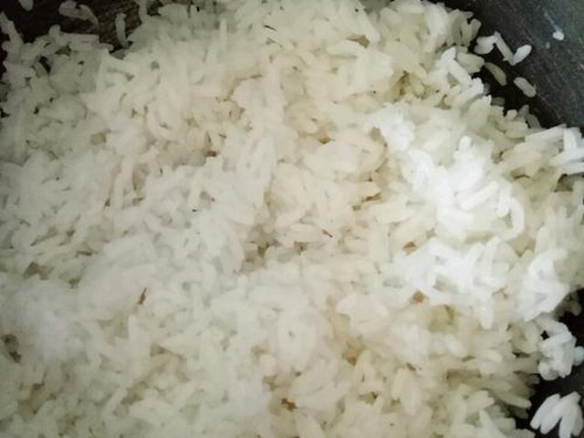 【麻香葡萄干海鲜炒饭】步骤1
