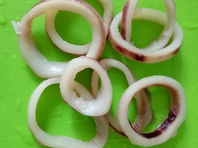 【麻香葡萄干海鲜炒饭】步骤3