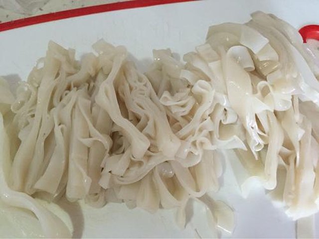 【肉丝蔬菜炒粿条】步骤1