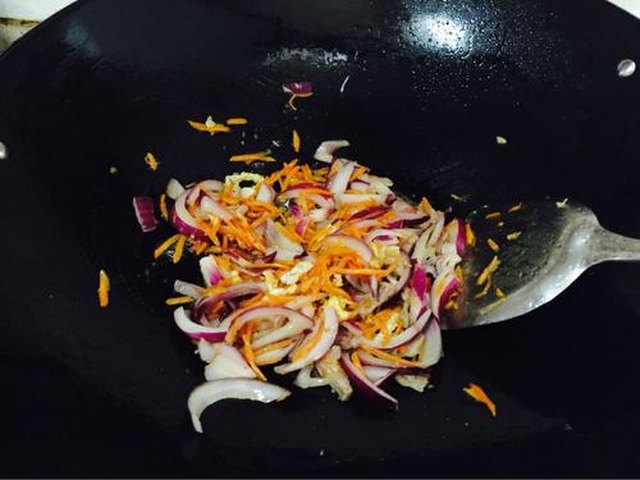 【肉丝蔬菜炒粿条】步骤4
