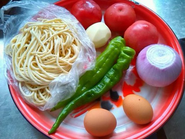 【西红柿鸡蛋炒面条】步骤1