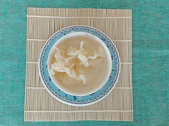 【莲子银耳黑米粥】步骤2