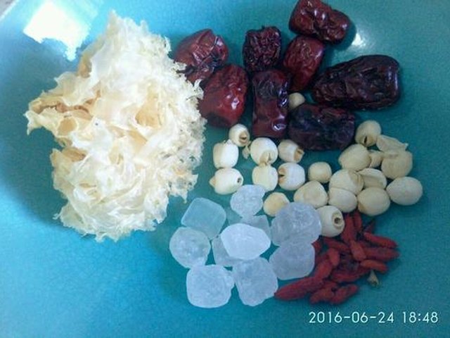 【冰糖银耳莲子羹】步骤2