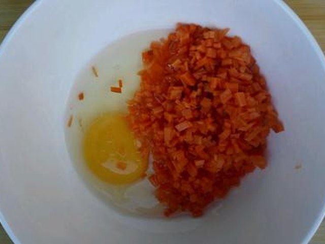 【胡萝卜鸡蛋馒头片】步骤3制作图解